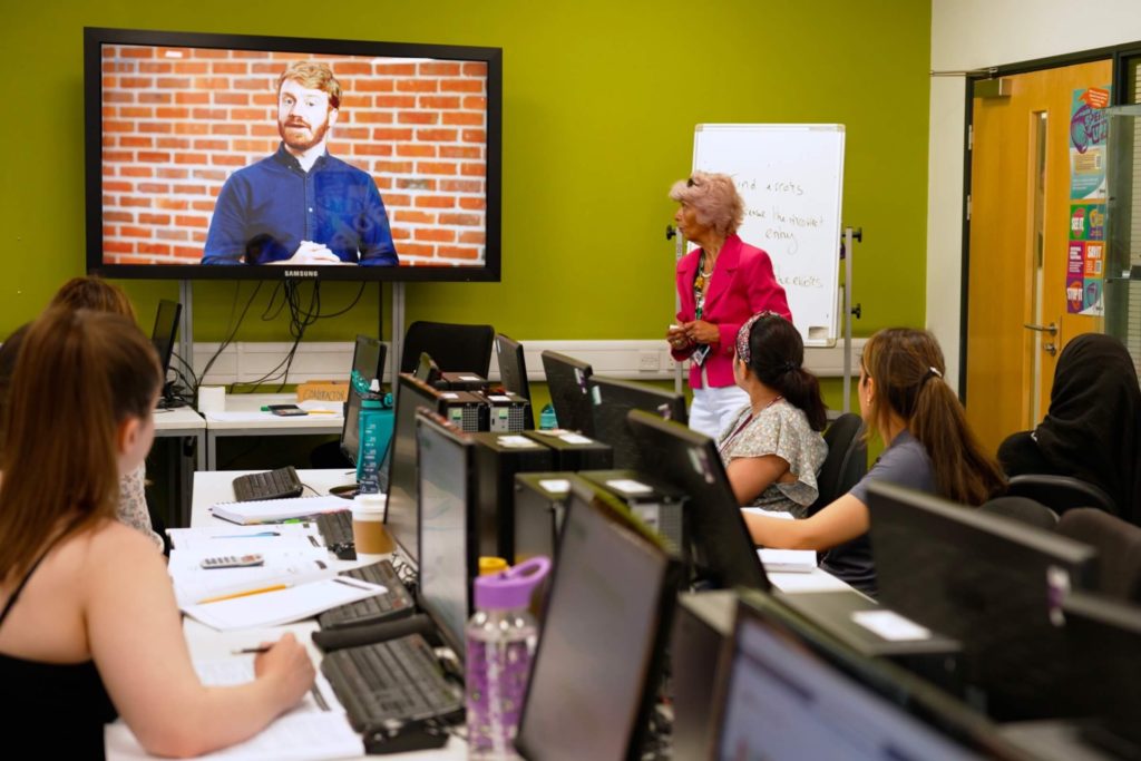 A tutor at Birmingham Metropolitan College teaching a class of students using the Mindful Education educational resources.